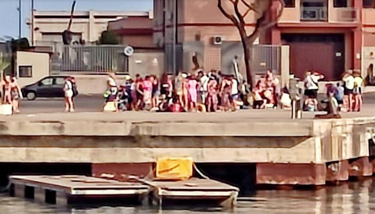 Vibo Marina: turisti in piedi sotto il sole cocente, in attesa della nave e …di una stazione marittima