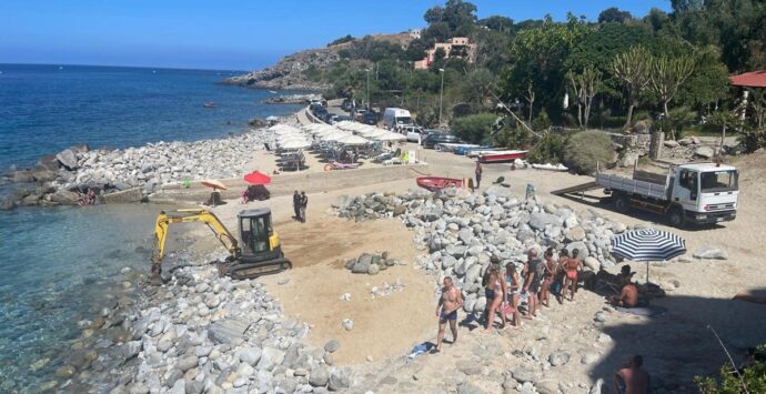 Coccorino: lavori in pieno giorno per “sistemare” la spiaggia