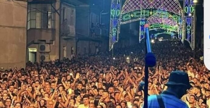 San Costantino Calabro, tripudio di folla per il concerto di Clementino