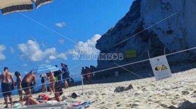 Tropea, bagnanti in spiaggia sotto la rupe crollata e incuranti del divieto