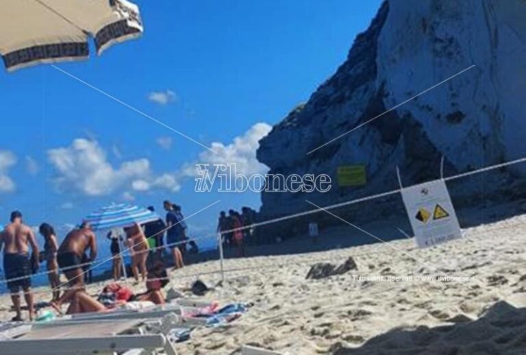 Tropea, bagnanti in spiaggia sotto la rupe crollata e incuranti del divieto