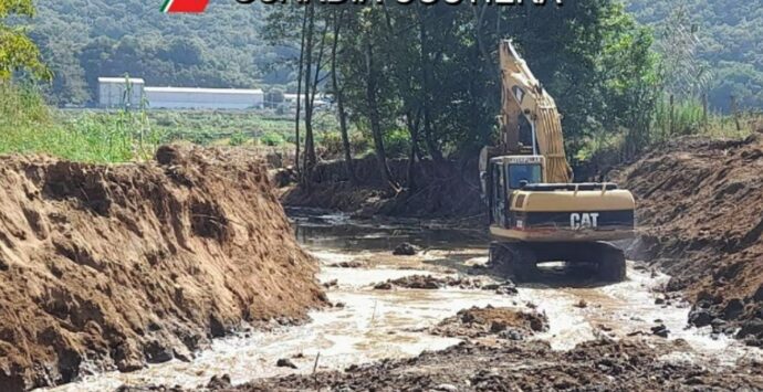 Mare marrone a Pizzo, scoperti lavori abusivi lungo l’argine di un torrente – Video