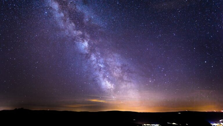 Dal trekking nei boschi serresi all’osservazione delle stelle dal castello di Arena: arriva la notte dei desideri