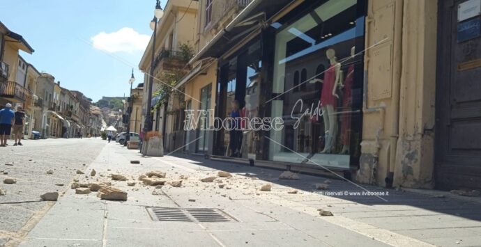 Vibo, cede parte di un cornicione su Corso Vittorio Emanuele III: tragedia sfiorata