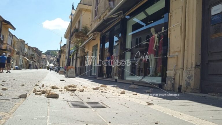 Vibo, cede parte di un cornicione su Corso Vittorio Emanuele III: tragedia sfiorata