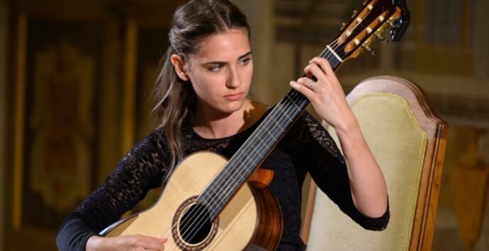 A Nicotera “Viaggio nel tempo con la chitarra” grazie all’esibizione della musicista Forelli