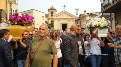 E’ il giorno del dolore a Nicotera, in tanti per l’ultimo saluto a mamma e figlia decedute nell’incidente di domenica