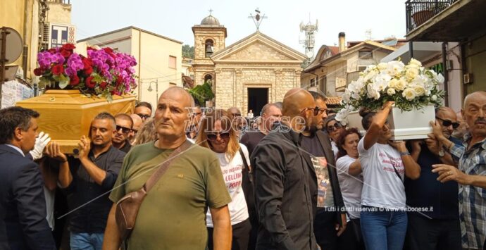 E’ il giorno del dolore a Nicotera, in tanti per l’ultimo saluto a mamma e figlia decedute nell’incidente di domenica