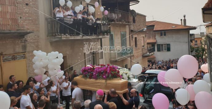 Anche San Calogero ha reso l’ultimo omaggio ad Antonella Teramo ed alla piccola Maya