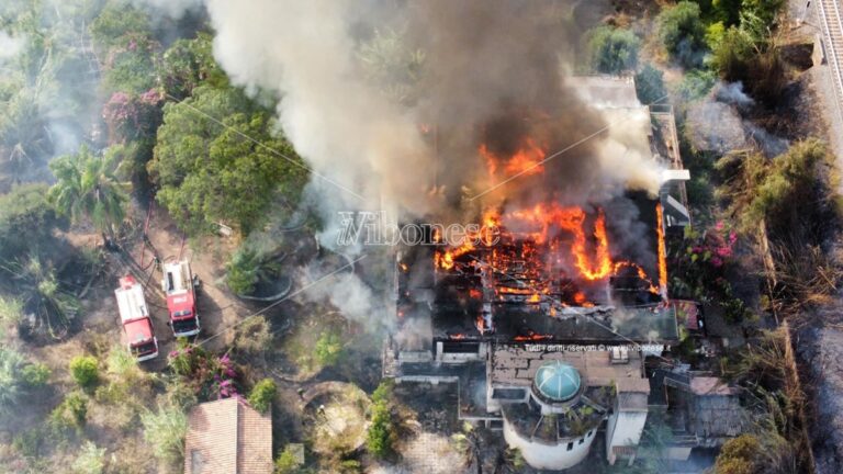 Bivona, grosso incendio nell’ex struttura del Lido degli Aranci