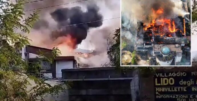 Incendio al Lido degli Aranci di Bivona, in fumo un pezzo di storia vibonese