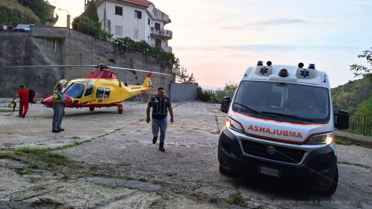 Incidente a Sorianello, auto precipita in un burrone: 18enne trasferito in elisoccorso