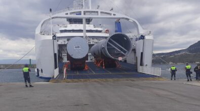 Porto di Vibo Marina: nave-traghetto carica giganteschi elementi metalmeccanici