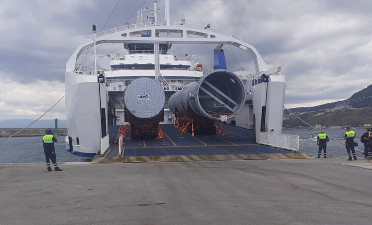 Porto di Vibo Marina: nave-traghetto carica giganteschi elementi metalmeccanici