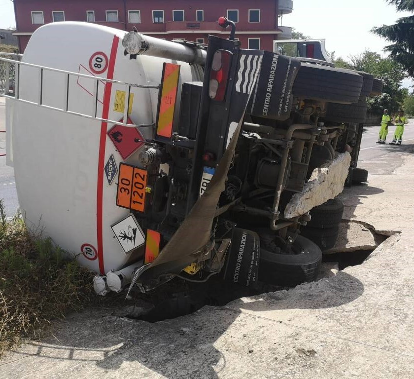 Nel 2021 lì un’autocisterna con 18 mila litri di gasolio si è ribaltata per il cedimento del terreno. Il sindaco: «Intervento prioritario per la sicurezza» 