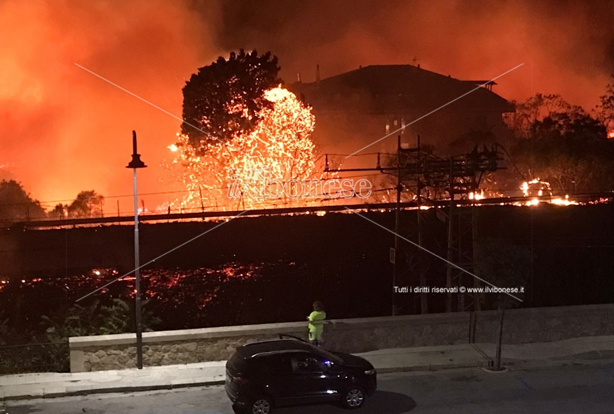 Notte Di Fuoco A Parghelia Si Fa La Conta Dei Danni Tre I Feriti E