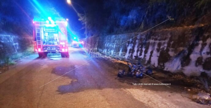 Mileto, Quad in fiamme abbandonato per strada nei pressi della cattedrale