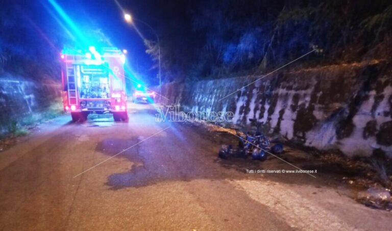 Mileto, Quad in fiamme abbandonato per strada nei pressi della cattedrale