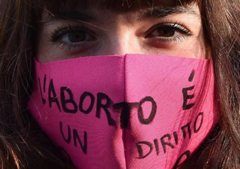 Vibo, “Giù le mani dalla 194”: «Inammissibile raccolta firme contro l’aborto davanti ad una chiesa»