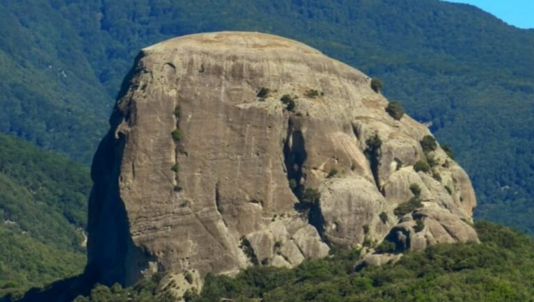 Pietra Cappa, l’associazione “Vivi Serra San Bruno” alla scoperta del monolite più alto d’Europa