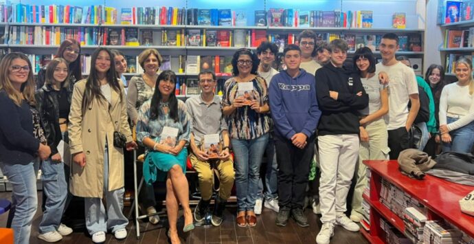 “Le donne sono isole”, studenti protagonisti della presentazione del libro della docente-scrittrice Preta