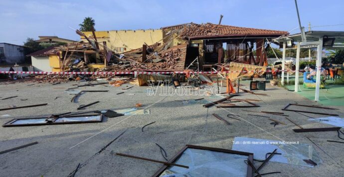 Capo Vaticano, esplosione distrugge la pizzeria – ristorante “L’Aurora”