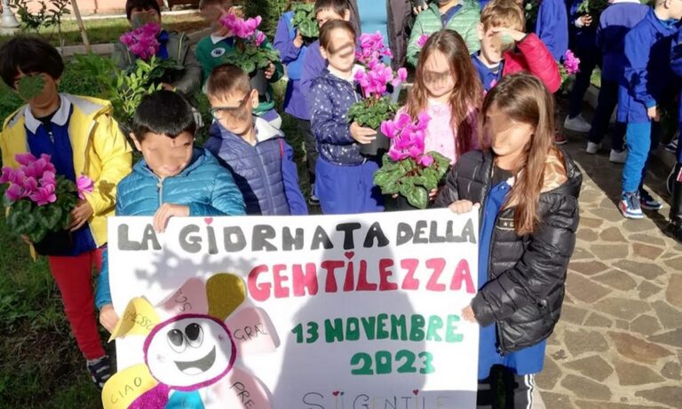 Giornata della gentilezza a Vibo:  studenti e amministratori colorano le panchine di viola