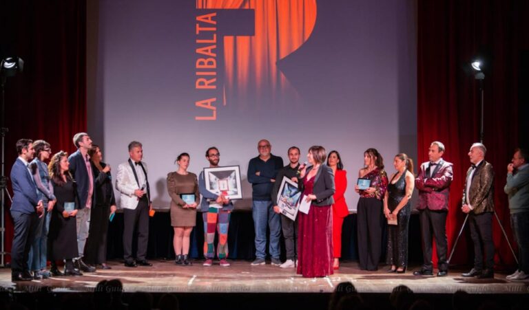 Teatro, emozioni e applausi a Vibo con il concorso nazionale “Lo strappo nel cielo di carta”