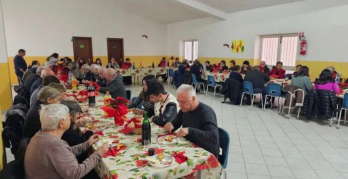 Zungri, tanta gioia ed entusiasmo per il pranzo di Natale con gli anziani