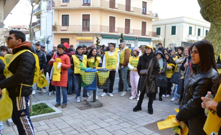 Tropea, oltre 700 studenti in campo per l’evento green “Puliamo il borgo” – Foto