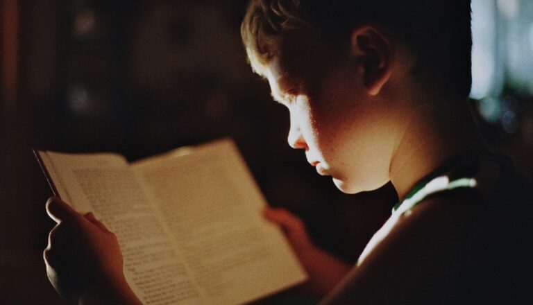 Rombiolo, Babbo Natale consegna libri ai piccoli studenti