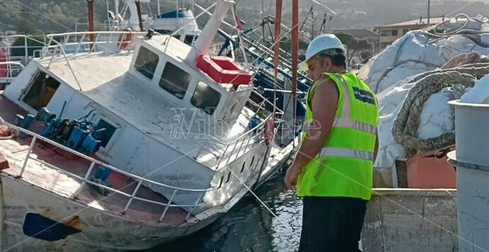 Vibo Marina: recuperato il peschereccio affondato domenica pomeriggio – Video