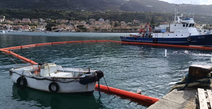 Porto Vibo Marina, affonda un peschereccio: in corso operazioni di recupero