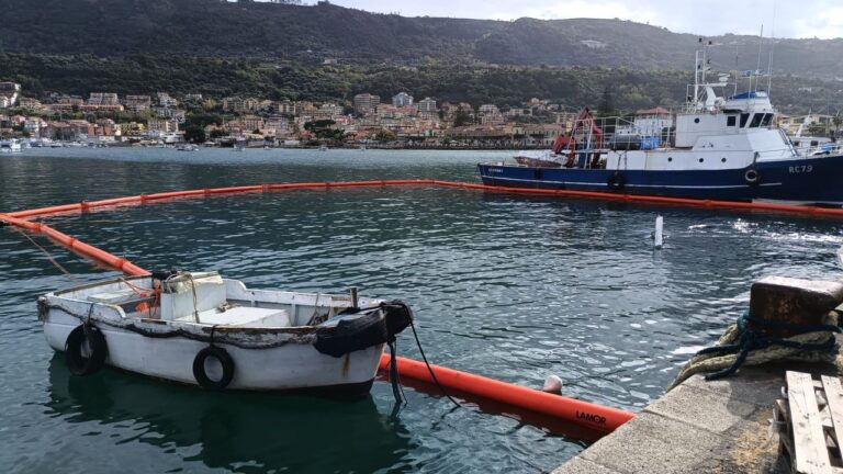 Porto Vibo Marina, affonda un peschereccio: in corso operazioni di recupero