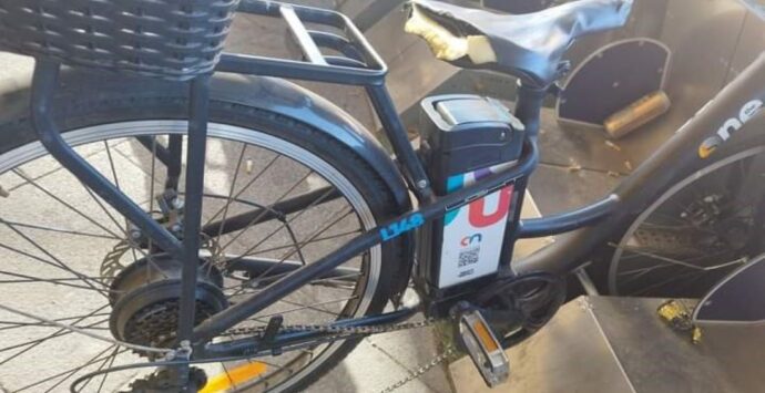 Vibo, vandalizzata la ciclostazione del bike sharing in piazza Municipio – Foto