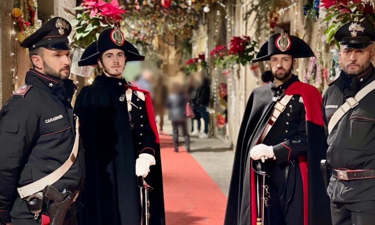 Carabinieri in alta uniforme pattugliano i centri turistici del vibonese