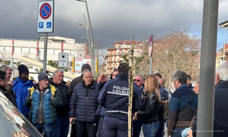 Lavori in piazza Razza a Vibo: scoppia la protesta degli ambulanti del mercato settimanale