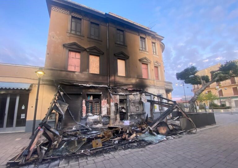 Incendio al ristorante “Little Italy” di Tropea, il sindaco: «Accertata la natura dolosa»