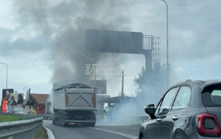 Tir in fiamme all’altezza dello svincolo di Sant’Onofrio -Video