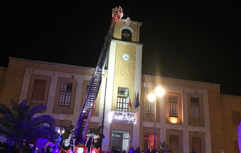 Successo a Vibo per l’arrivo della Befana in piazza Municipio