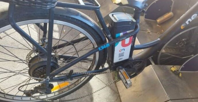 E-bike vandalizzate a Vibo, il Comune: «Le videoriprese inviate alle forze dell’ordine»