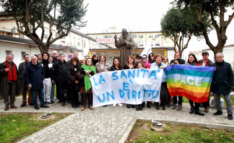 Sanità in crisi, le associazioni davanti all’ospedale di Vibo: «La comunità attende risposte»