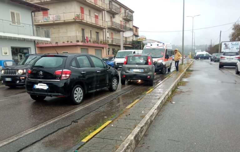 Mileto, incidente lungo la Statale 18: un ferito trasportato allo “Jazzolino”