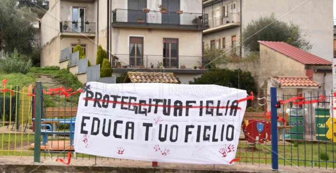 Associazione affigge striscione contro la violenza sulle donne e il Comune di Sant’Onofrio la multa