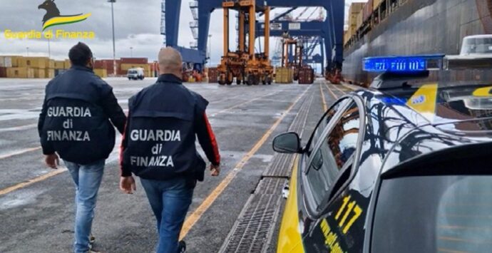 Porto di Gioia Tauro, favorivano la ‘ndrangheta alterando i controlli sulla droga: arrestati funzionari