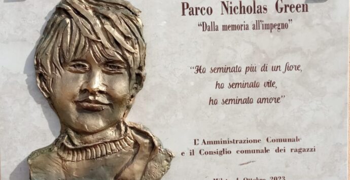 Mileto, ritorna al suo posto la scultura raffigurante il volto di Nicholas Green