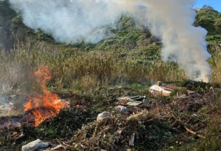 Discarica abusiva a Parghelia: rifiuti abbandonati e dati alle fiamme