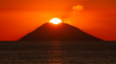 Il “bacio” di Ferragosto: è il giorno dello spettacolare tramonto dalla Costa degli Dei quando il sole scompare nello Stromboli