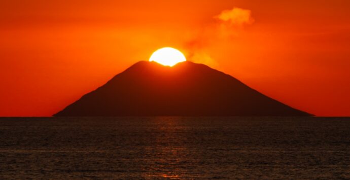 Il “bacio” di Ferragosto: è il giorno dello spettacolare tramonto dalla Costa degli Dei quando il sole scompare nello Stromboli