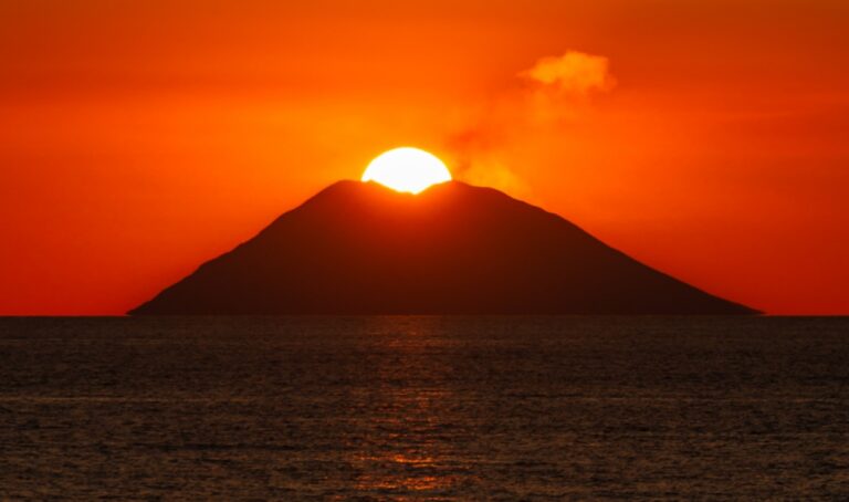 Il “bacio” di Ferragosto: è il giorno dello spettacolare tramonto dalla Costa degli Dei quando il sole scompare nello Stromboli